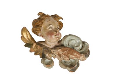 une figurine représentant un petit garçon tenant un oiseau