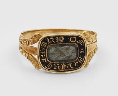 un gros plan d'une bague en or sertie d'une pierre au centre