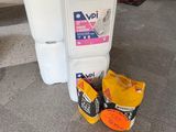 deux bacs blancs et deux sacs orange posés par terre