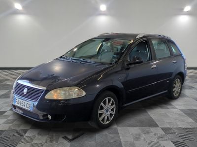 la photo d'une voiture bleue garée dans un garage