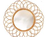 un miroir posé sur une table