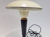 une photo d'une lampe de table avec un abat-jour blanc et un pied noir