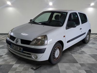 la photo d'une petite voiture blanche garée dans un garage