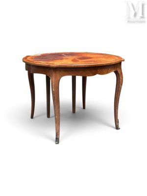 une image représentant une table avec un plateau et des pieds en bois