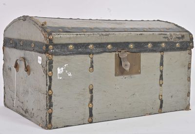 Malle bombée pour poupée en bois gainée de toile enduite gri…