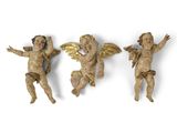 trois petites statues d'anges sont accrochées au mur
