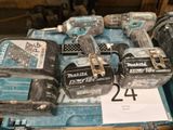 de nombreux outils posés ensemble sur une table