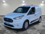 une fourgonnette Ford Transit blanche garée sur un sol à damier