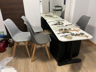 une longue table avec des chaises et une planche de surf posée dessus
