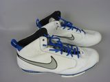 une paire de baskets blanches et bleues avec des lacets bleus