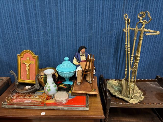 Lot comprenant nécessaire de cheminée en bronze doré, pot couvert