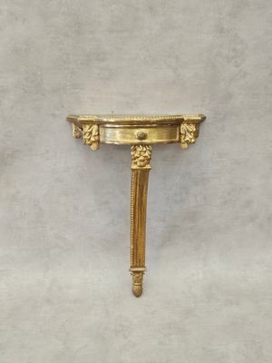une image représentant une table dorée sur laquelle se trouve une horloge