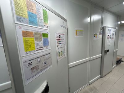 de nombreuses affiches accrochées au mur dans le couloir d'un immeuble