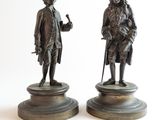 paire de figurines en bronze représentant un homme et une femme avec des cannes