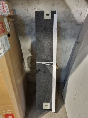 un caisson et une paire d'enceintes placés l'un à côté de l'autre