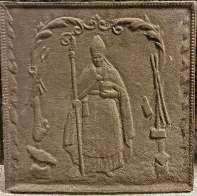une image représentant une plaque en pierre sur laquelle figure une femme tenant un bâton