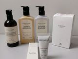 plusieurs types différents de produits de soin pour la peau posés sur une table