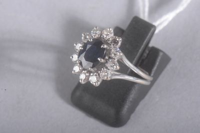 une bague sertie d'un saphir bleu et de diamants blancs
