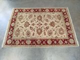un tapis rouge et blanc orné d'un motif floral