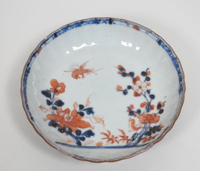un bol blanc orné de fleurs bleues et orange