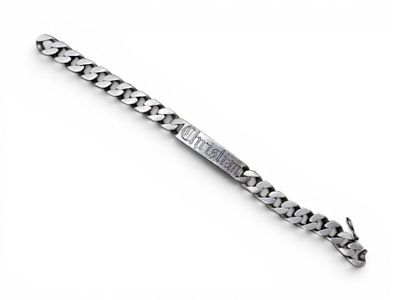 gros plan d'un bracelet en argent sur fond blanc