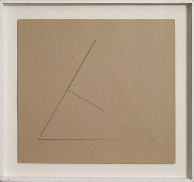 une image représentant un triangle dessiné sur une feuille de papier