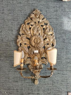 Applique en laiton doré repoussé à trois bras de lumière à d…