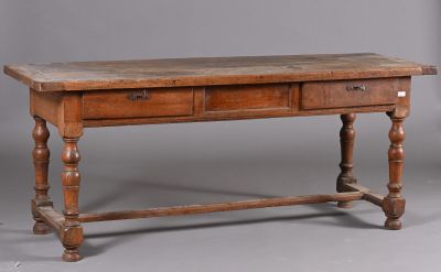une vieille table en bois surmontée de deux tiroirs