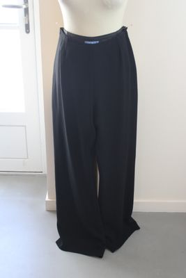 un mannequin posé sur un pied à mannequin devant une porte