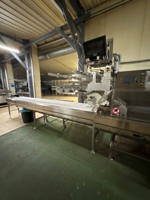 un tapis roulant au milieu d'une usine