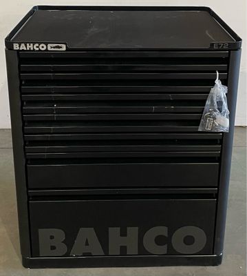une photo d'une armoire à outils noire sur laquelle figure le mot « bahcco »