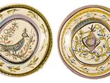 deux assiettes ornées de motifs sur un fond blanc