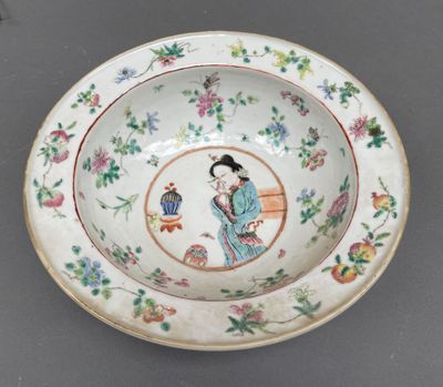 une image représentant un bol orné d'une femme et d'un oiseau