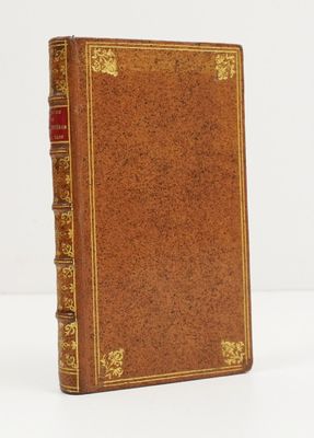 un vieux livre aux tranches dorées et à la couverture rouge