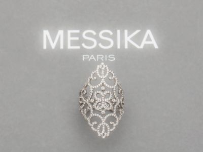 un gros plan d'une bague en diamant portant l'inscription « Messika Paris »