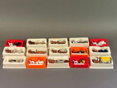 la boîte contient de nombreux types différents de petits trains et de petits camions