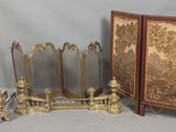 trois meubles, à savoir un pare-feu de cheminée, un miroir et une figurine