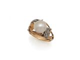 une bague en perles et diamants