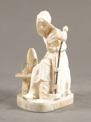 sculpture représentant une femme assise sur une chaise avec un chat