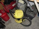 un aspirateur jaune et un seau jaune posés par terre