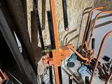 une grande machine orange posée par terre