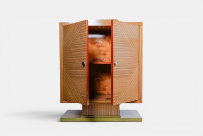 une armoire en bois à deux portes, ouverte sur un plan de travail blanc
