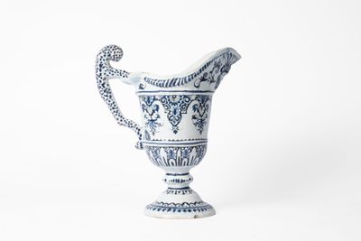 pichet en porcelaine bleue et blanche muni d'une anse, sur fond blanc