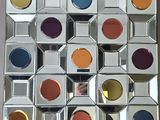 un miroir sur lequel on voit plein de couleurs différentes