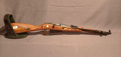 un vieux fusil avec un canon en bois sur fond blanc