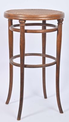 une image représentant un tabouret en bois avec une assise ronde sur fond blanc