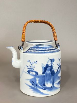 CHINE, vers 1920 Théière en porcelaine à décor bleu blanc d'…
