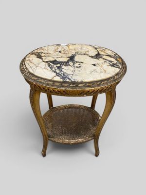 une image représentant une table avec un plateau en marbre et une étagère en osier