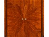 une image représentant une armoire en bois ornée d'un motif floral sur la façade