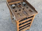 une caisse en bois contenant plusieurs bouteilles de vin